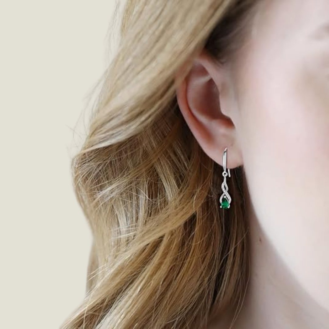 Skogsglans - Eleganta hängande örhängen med gnistrande gröna droppformade kristaller och fina detaljer